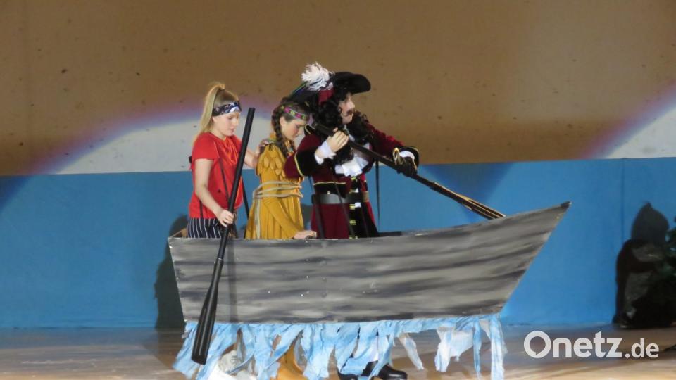 Kapitän Hook entführt die Indianerprinzessin per Schiff. Bild: ubb