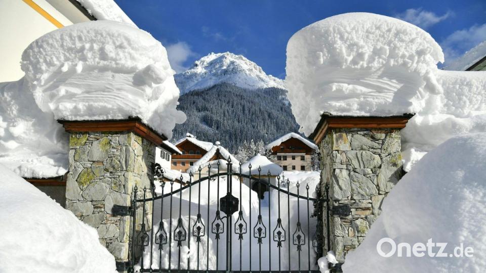 Untertauern: Schnee türmt sich am Eingang zu einem Grundstück im Salzburger Land. Bild: Barbara Gindl/APA/dpa