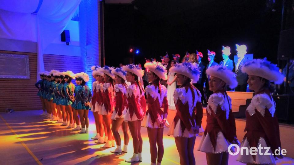 Stramm steht die große Garde aus Michelfeld. Bild: mma