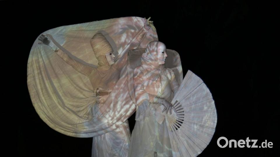 Silvia Schraml und Katharina Scherl werden zur lebenden Leinwand mit faszinierenden Bildmotiven. Bild: fpoz