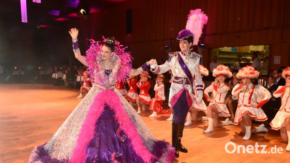 Huldvoll grüßen Prinz Thomas III. und Prinzessin Viktoria I. die &quot;Untertanen&quot; beim Inthronisationsball der Narrhalla Windischeschenbach im Tirschenreuther Ketteler-Haus. Bild: bey