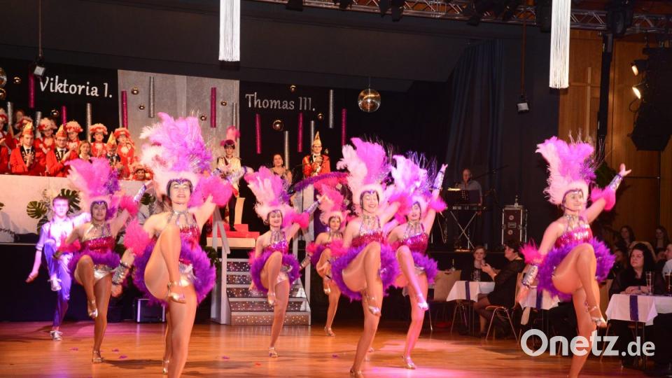 Die Prinzengarde der Narrhalla zeigt sich beim Inthronisationsball der Besuchern zunächst mit ihrem Gardetanz. Bild: bey