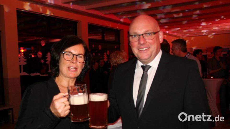 Bürgermeisterin Friederike Sonnemann und der Marktredwitzer Oberbürgermeister Oliver Weigel stoßen auf gute Nachbarschaft an. Bild: fpoz