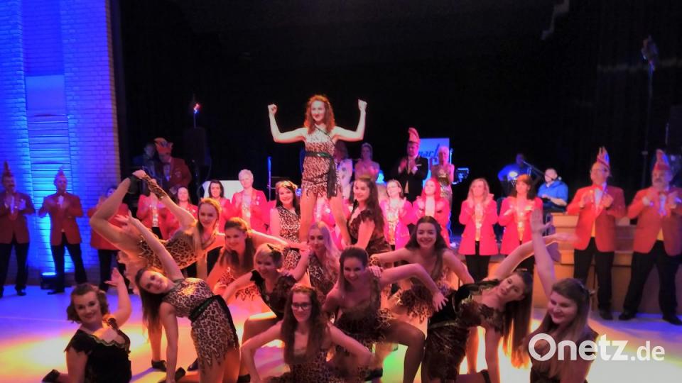 Die Narrhalla Amberg schickt starke Katzenmädchen nach Kümmersbruck. Bild: mma