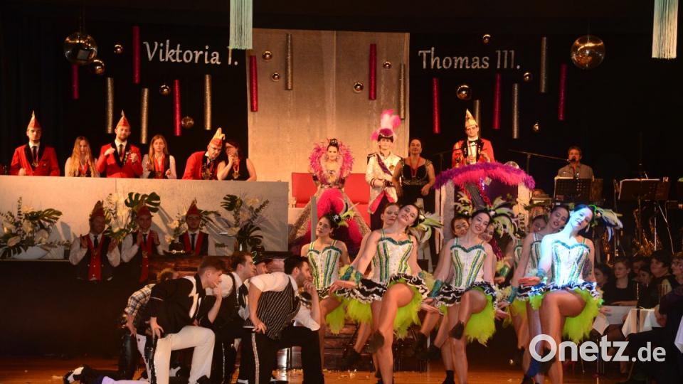 Die &quot;Cowboys&quot; und &quot;Cowgirls&quot; im &quot;Wilden Westen&quot; zeigen Akrobatik und Anmut gleichermaßen beim ihrem Schautanz zu mitternächtlicher Stunde beim Inthronisationsball der Narrhalla im Ketteler-Haus in Tirschenreuth. Bild: bey