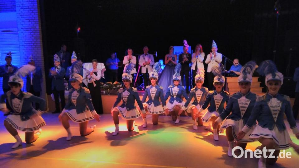 Die Garde der Narrhalla Haselmühl-Amberg-Kümmersbruck erweist allen ihre Referenz. Bild: mma