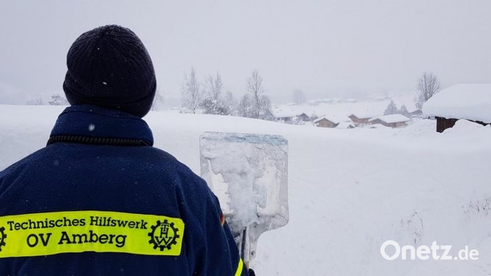 Ehrenamtliche aus Amberg und dem Landkreis Amberg-Sulzbach helfen beim Schnee-Einsatz in Oberbayern. Das Bild ist in Traunstein entstanden. Bild: Andreas Triller