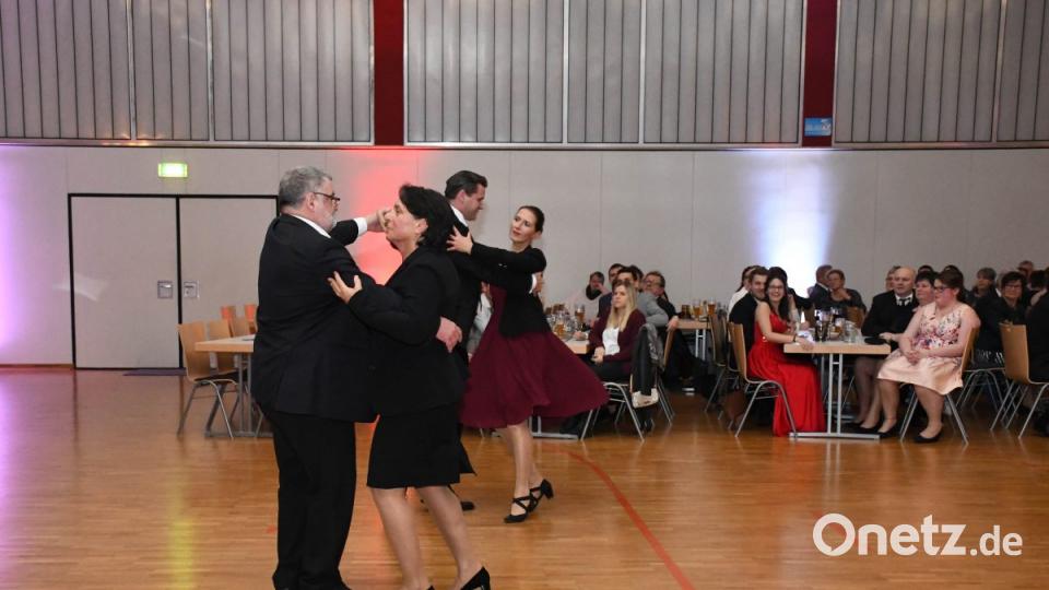 Den Stadtball 2019 eröffneten traditionell Bürgermeister Armin Schärtl und seine Gattin Christine mit dem ersten Walzer. Auch Landrat Thomas Ebeling und seine Frau Sina Just folgten der Einladung. Bild: Freya Stöckl