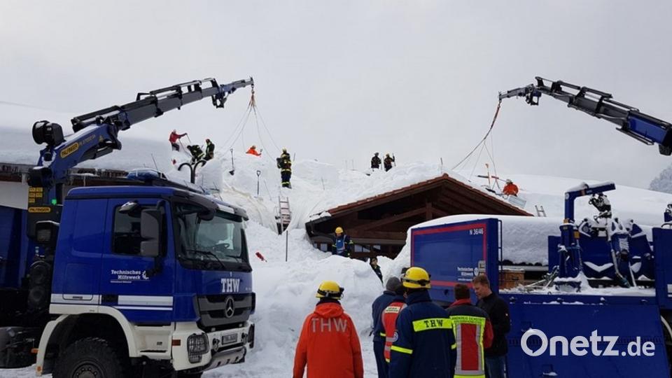 Schweres Gerät für schweren Schnee. Auch das Technische Hilfswerk aus Amberg war im Katastrophengebiet in Oberbayern im Einsatz. Bild: Andreas Triller