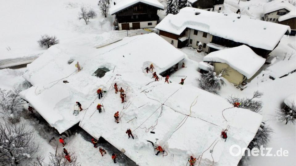 Sie nicht nur gefährlich aus - ist es auch. DLRG-Helfer bei ihrem Einsatz im Schnee. Bild: Gerhard Schottenheim