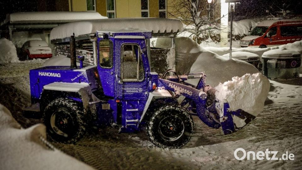 In Miesbach half das THW Amberg mit Radladern. Bild: Michael Matthes