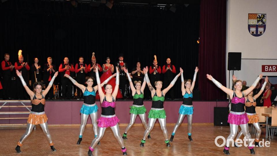 Die Prinzengarde punktet bei den Besuchern mit ihrem flotten Showtanz. Bild: Freya Stöckl
