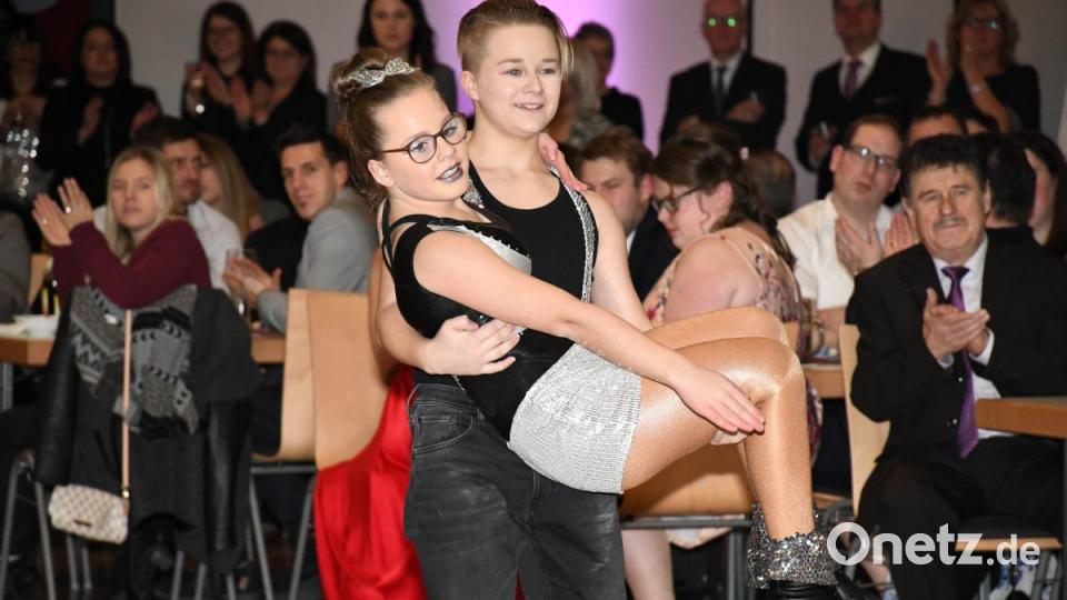 Sebastian Wegmann und Funkenmariechen Josie Zechmann tanzen in dieser Session eine gemeinsame Choreographie. Bild: Freya Stöckl