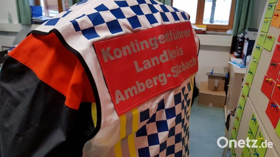 Das Kontingent aus Amberg und dem Landkreis Amberg-Sulzbach umfasst rund 110 Helfer. Hans Sperber und Hubert Blödt haben als Kontingentführer die Einsatzleitung. Bild: Armin Daubenmerkl