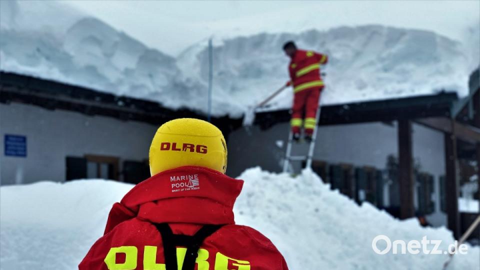 Vier Einsatzkräfte der Amberger Ortsgruppe des Deutschen Lebensrettungsgesellschaft (DLRG) halfen im Landkreis Traunstein mit. Bild: Gerhard Schottenheim