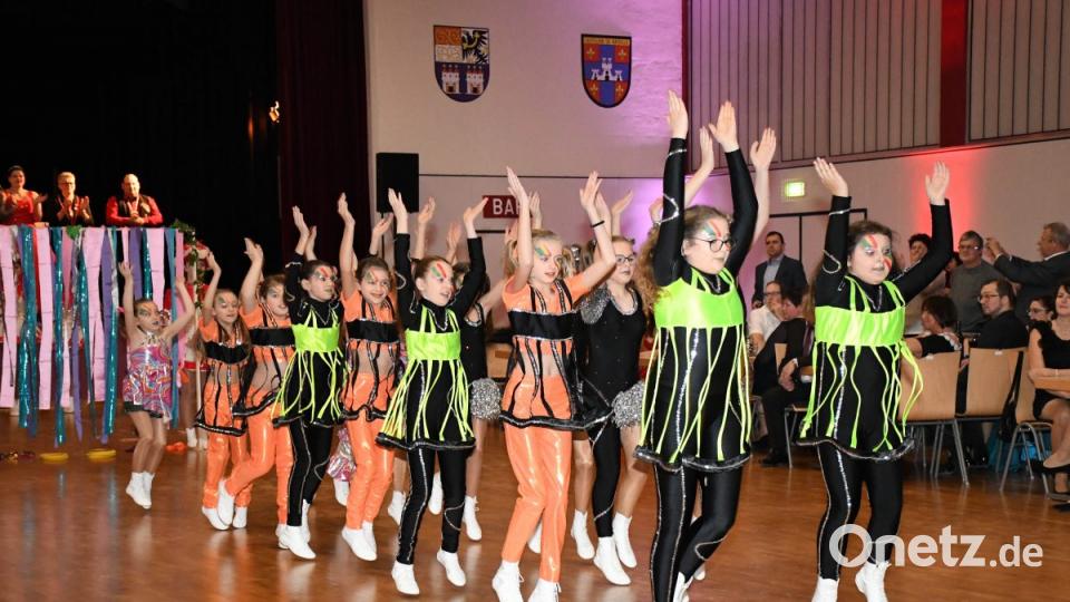 Die Kindergarde tanzte ihren perfekt einstudierten Showtanz zum Thema &quot;Mit der Musik durch die Jahrzehnte&quot; Bild: Freya Stöckl
