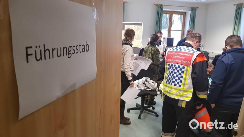 Der Führungsstab in Berchtesgaden koordiniert den Einsatz im Kreis Berchtesgadener Land. Bild: Armin Daubenmerkl