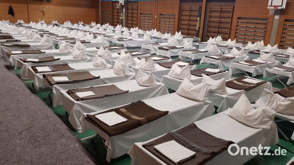In der Turnhalle in Schönau am Königsee sind die Helfer der Feuerwehren aus dem Landkreis Amberg-Sulzbach untergebracht. Bild: Armin Daubenmerkl