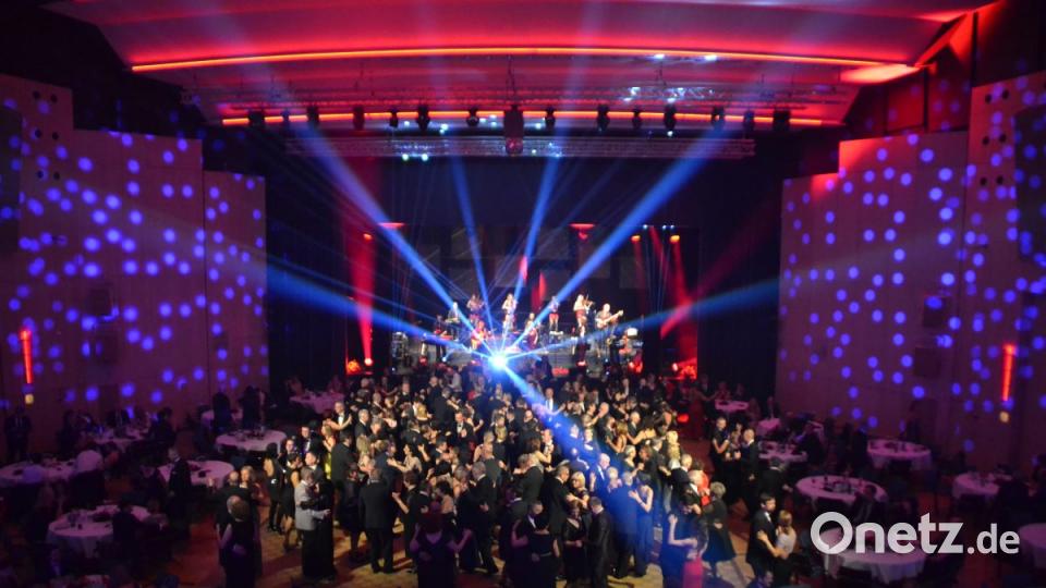 Die Tanzfläche ist voll, die Lichter strahlen und die zwölfköpfige Band „One&amp;Six Symphonic Strings“ sorgt für gute Stimmung. Bild: hcz