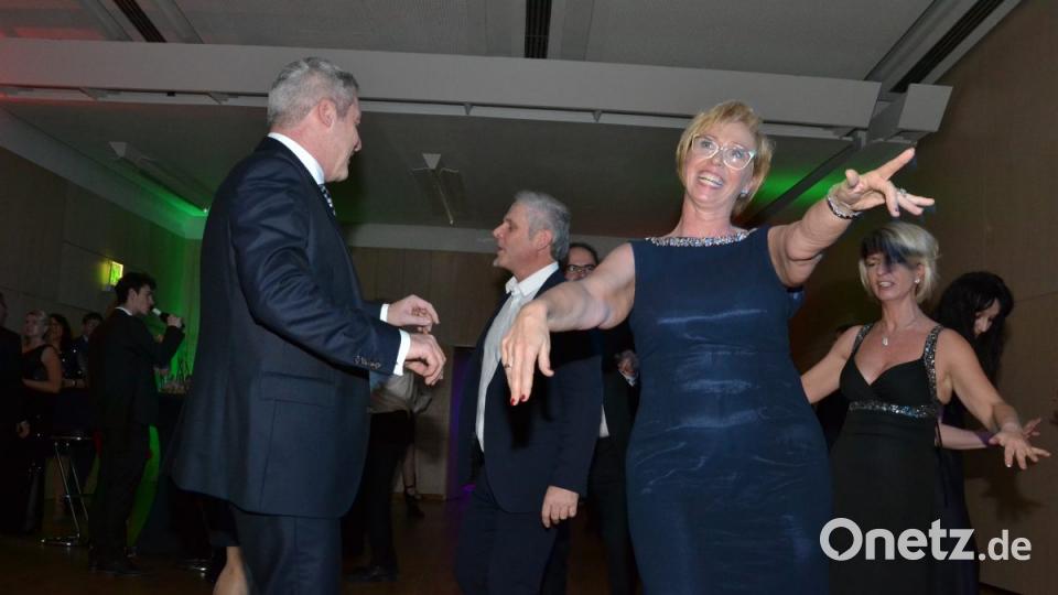 Ausgelassen tanzt SPD-Stadtverbandsvorsitzende Sabine Zeidler zur Musik von DJ Möhrle. Bild: hcz