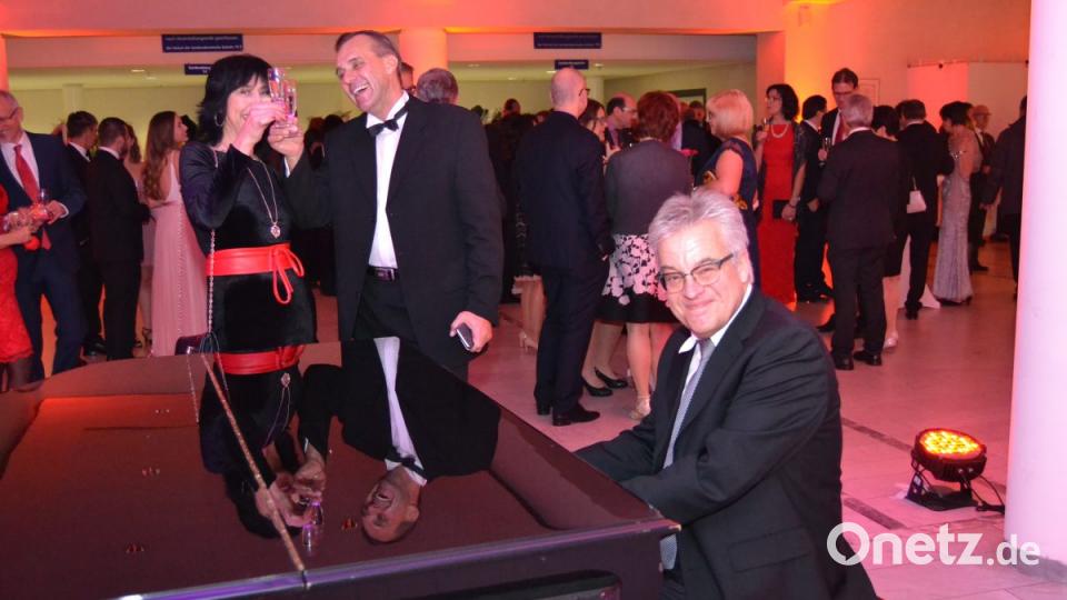 Michael Bertelshofer am Piano begrüßte die Ballbesucher mit gediegener Musik. Bild: hcz