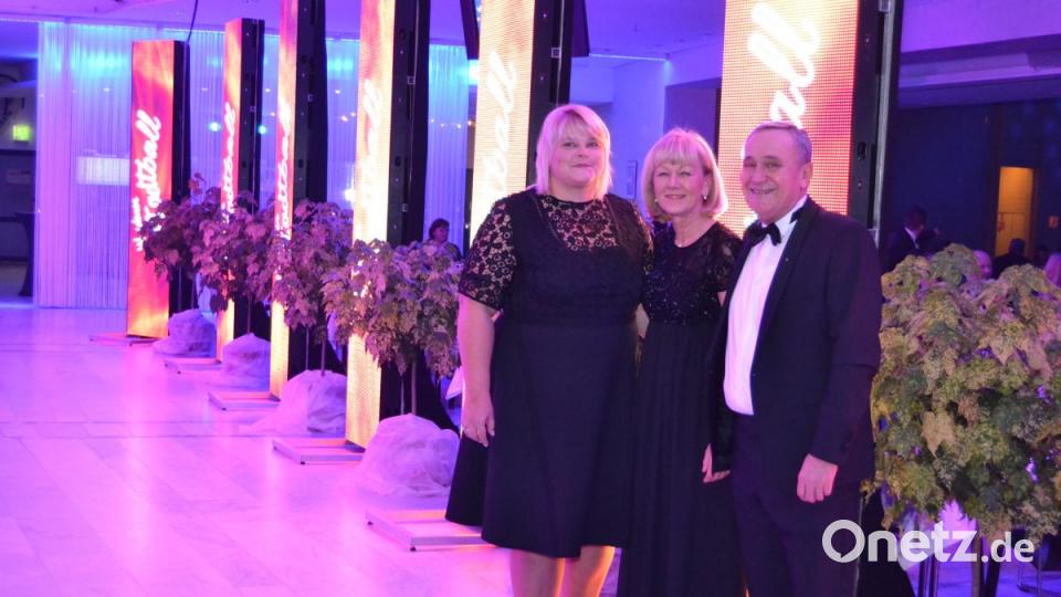 Eventmanagerin Gertrud Wittmann sowie Maria und Kurt Seggewiß begrüßten die Ballbesucher. Bild: hcz