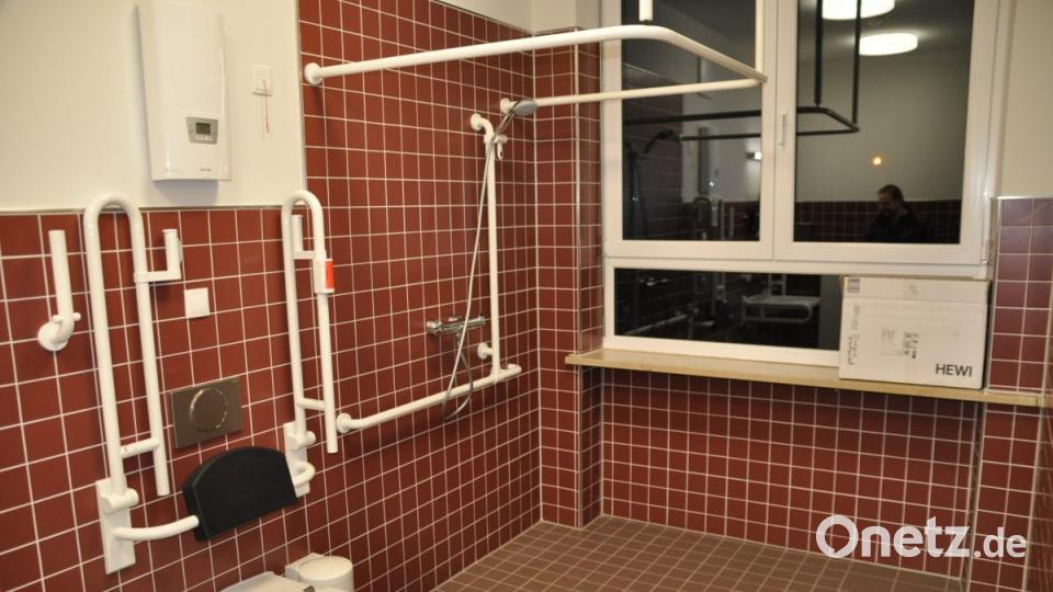 Besichtigung neue Tagespflegestation Diakonie Speichersdorf, hier die behindertengerechte Sanitäranlage. Bild: ak