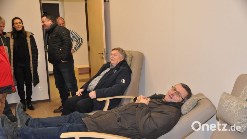 Besichtigung neue Tagespflegestation Diakonie Speichersdorf. Gemeinderat Roland Steininger (vorne) und Bürgermeister Manfred Porsch in den Ruhesesseln. Bild: ak