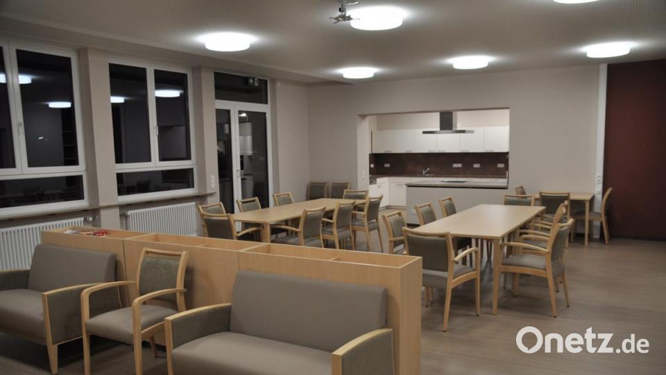 Besichtigung neue Tagespflegestation Diakonie Speichersdorf, hier der Aufenthalts- und Wohnraum mit Küche. Bild: ak