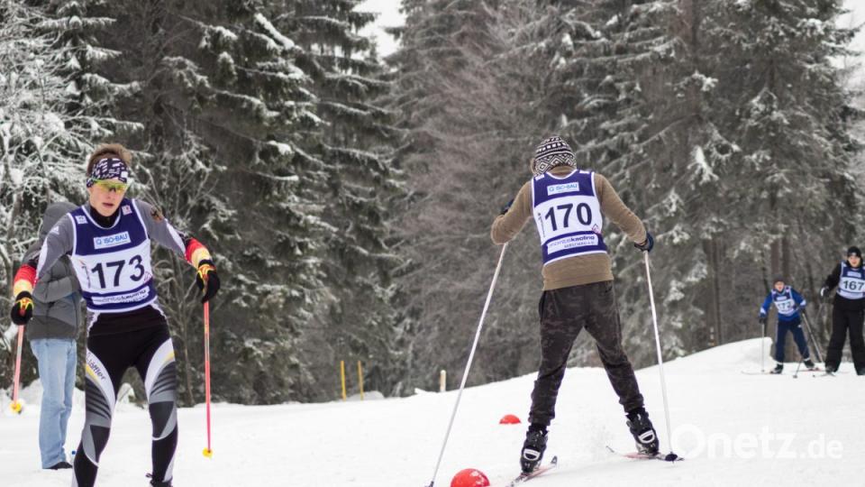 Nach einer Station Kreiselfahren machten sich die Fahrer rasant bergab auf den Weg zu einer Spitzkehre. Bild: dtr
