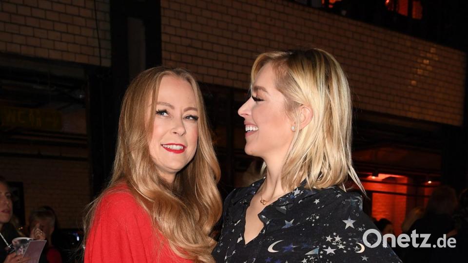 Strahlend auf der Fashion Week: Jenny Elvers (l) und Verena Kerth. Bild: Britta Pedersen