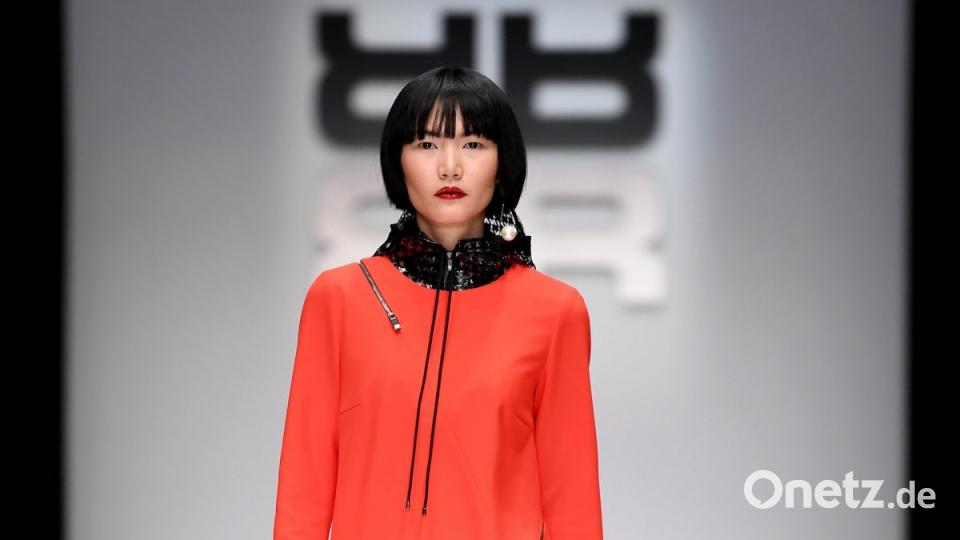 Eine Kreation mit Reißverschlüssen von Riani bei der Berlin Fashion Week. Bild: Britta Pedersen