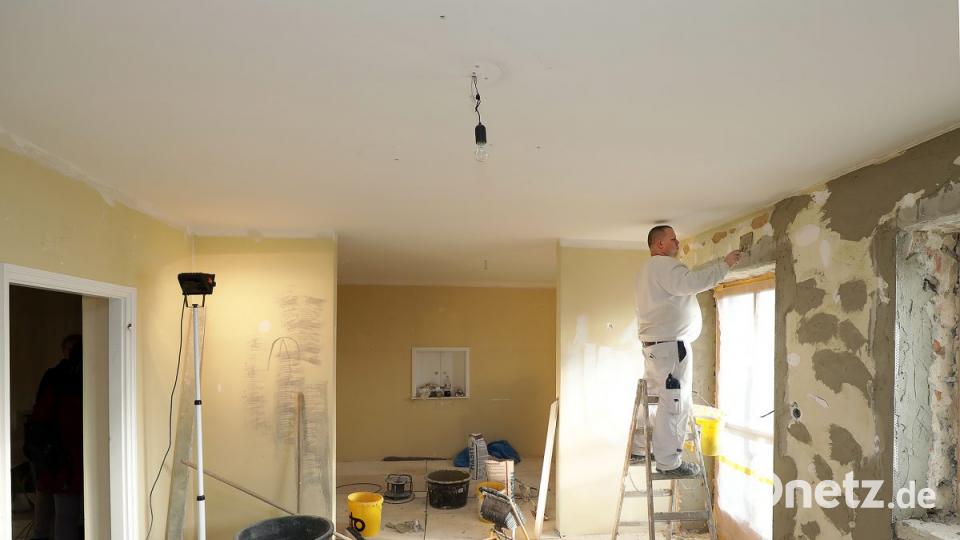 Der Blick vom Wohnzimmer in das Esszimmer des Pfarrhauses. Der helle, große Raum ist mit Parkett ausgelegt, das unter der Abdeckung sicher vor den Bauarbeiten ist. Die Fenster werden nicht ausgetauscht, denn das geschah erst vor zehn Jahren. Bild: Wolfgang Steinbacher