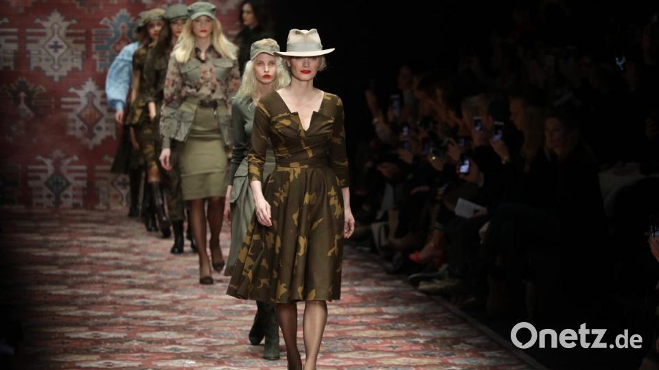 Franziska Knuppe führt die Model-Riege bei der Lena-Hoschek-Show an. Bild: Jörg Carstensen