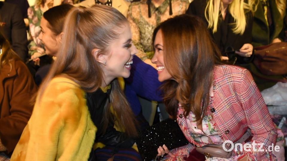 Victoria Swarovski (l) und Jana Ina Zarrella amüsieren sich vor Beginn der Riani-Show. Bild: Britta Pedersen