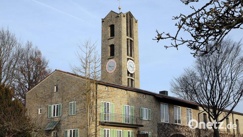 Die Erlöserkirche wurde 1967 eingeweiht und stammt vom Architekten Gustav Gsenger. Das Besondere: Kirche und Pfarrhaus (im Vordergrund) verschmelzen zu einem Gebäude. Bild: Wolfgang Steinbacher