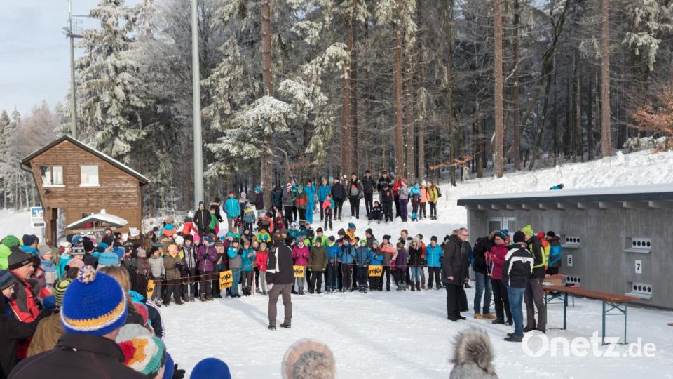 Pünktlich zur Ehrung der Siegerteams und Schulen setzte sich am Ski- und Langlaufzentrum dann auch die Sonne durch. Bild: dtr