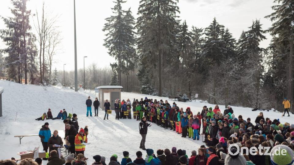 Pünktlich zur Ehrung der Siegerteams und Schulen setzte sich am Ski- und Langlaufzentrum dann auch die Sonne durch. Bild: dtr