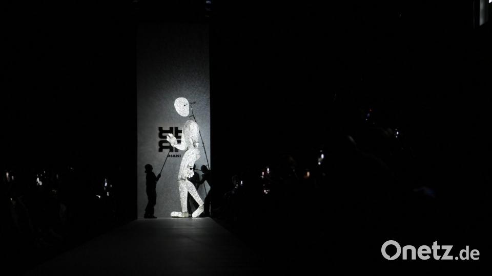 Die Riani-Show wird von einer tanzenden Leuchtfigur eröffnet. Bild: Britta Pedersen