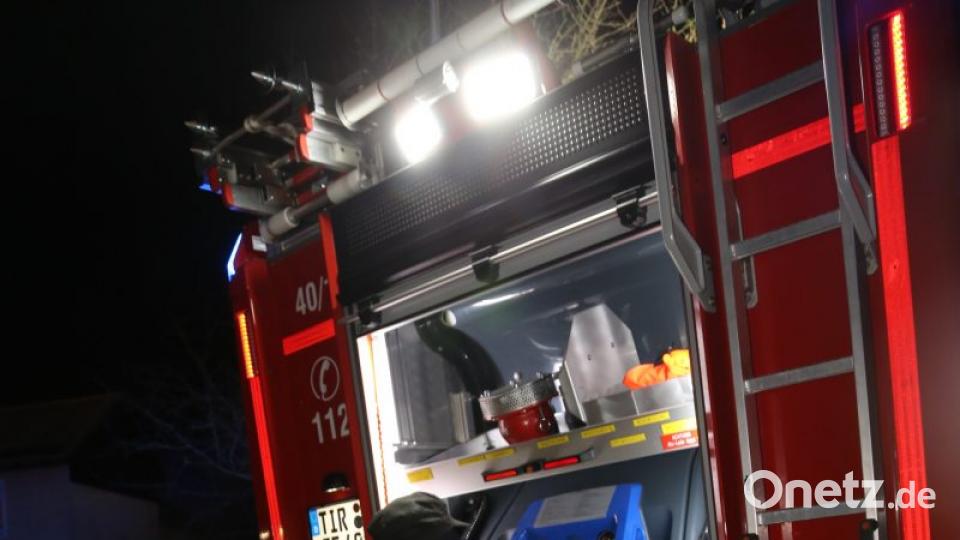 Bei einem Großbrand in Ebnath brennt in der Nacht zum Donnerstag eine Scheune nieder. Es entsteht ein sehr hoher Schaden. Bild: rw