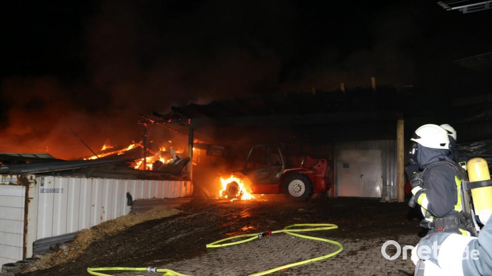 Bei einem Großbrand in Ebnath brennt in der Nacht zum Donnerstag eine Scheune nieder. Es entsteht ein sehr hoher Schaden. Bild: rw