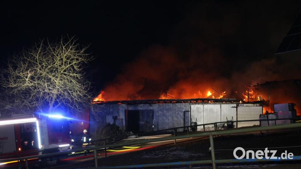 Bei einem Großbrand in Ebnath brennt in der Nacht zum Donnerstag eine Scheune nieder. Es entsteht ein sehr hoher Schaden. Bild: rw