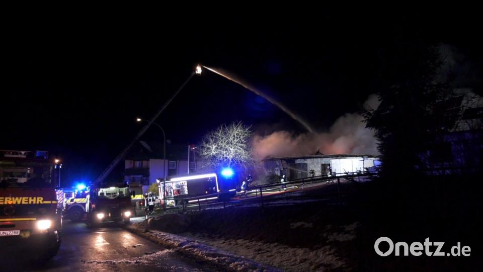 Bei einem Großbrand in Ebnath brennt in der Nacht zum Donnerstag eine Scheune nieder. Es entsteht ein sehr hoher Schaden. Bild: rw