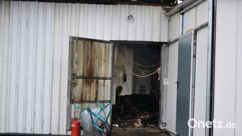 Das Ausmaß des Schadens wird bei Tageslicht sichtbar. Nach dem Brand der Scheune löscht die Feuerwehr Ebnath noch Glutnester. Bild: rti