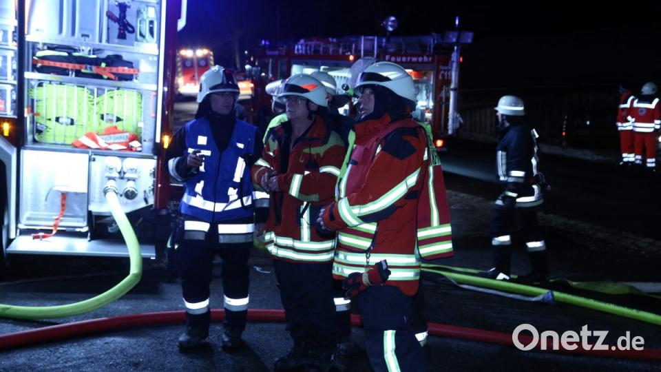 Bei einem Großbrand in Ebnath brennt in der Nacht zum Donnerstag eine Scheune nieder. Es entsteht ein sehr hoher Schaden. Bild: rw