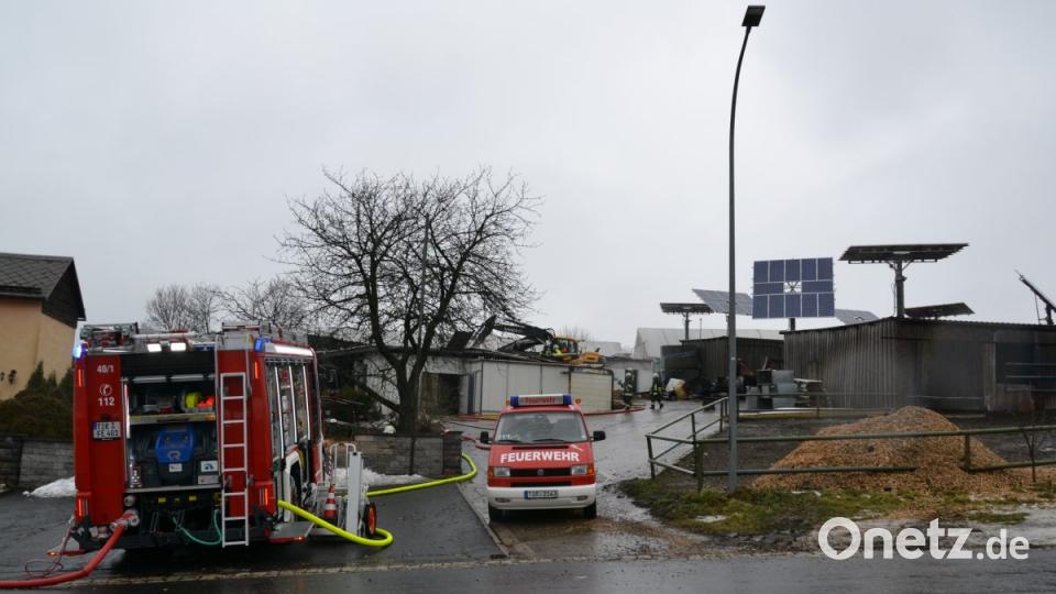 Das Ausmaß des Schadens wird bei Tageslicht sichtbar. Nach dem Brand der Scheune löscht die Feuerwehr Ebnath noch Glutnester. Bild: rti