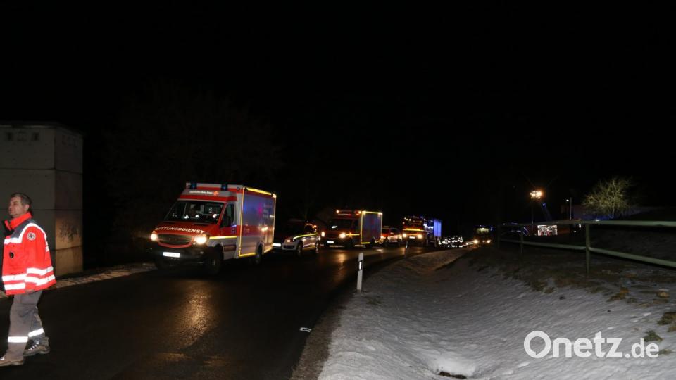 Bei einem Großbrand in Ebnath brennt in der Nacht zum Donnerstag eine Scheune nieder. Es entsteht ein sehr hoher Schaden. Bild: rw