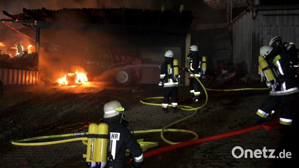 Bei einem Großbrand in Ebnath brennt in der Nacht zum Donnerstag eine Scheune nieder. Es entsteht ein sehr hoher Schaden. Bild: rw