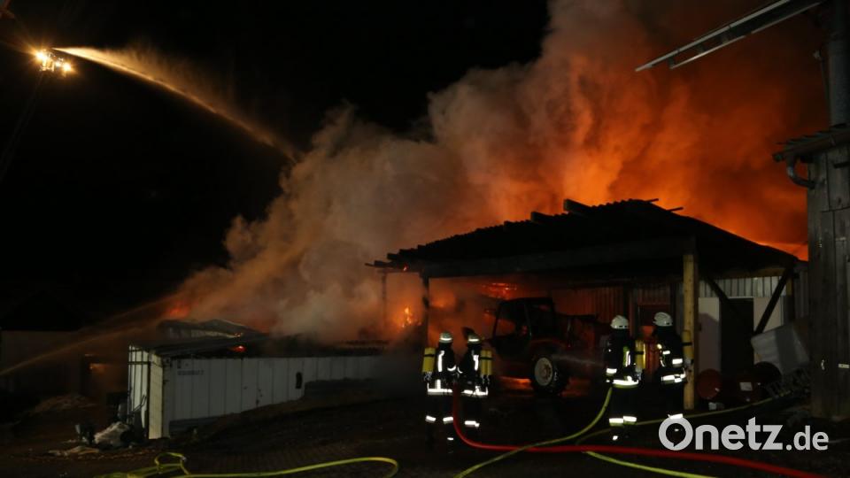 Bei einem Großbrand in Ebnath brennt in der Nacht zum Donnerstag eine Scheune nieder. Es entsteht ein sehr hoher Schaden. Bild: rw
