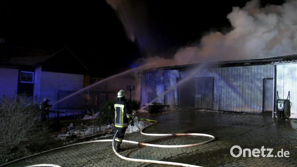 Bei einem Großbrand in Ebnath brennt in der Nacht zum Donnerstag eine Scheune nieder. Es entsteht ein sehr hoher Schaden. Bild: rw